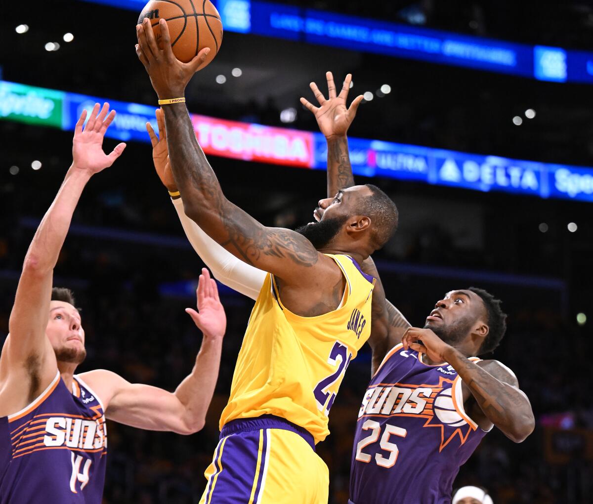 LeBron James Sparks Lakers’ Epic Comeback, Overcomes 21-Point Deficit to Beat Clippers